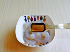 首先将虾仁洗干净，放入器具中，加入料酒。