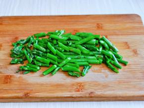 芦笋洗干净，切小段。