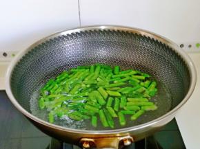 锅中加入水烧开，下芦笋焯水30秒，捞出过冷水。