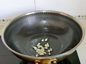 起油锅，加入切好的蒜末炒香。