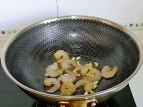 再加入腌制好的虾仁煸炒。