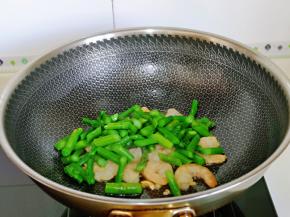 虾仁炒至变色后，加入焯水的芦笋。