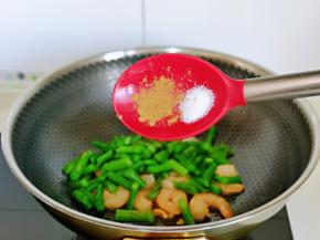 按个人口味加入盐，十三香。