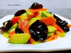 爽口开胃的木耳炒西葫芦装入盘中