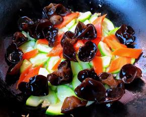 炒至完全入味即可切记时间不能太长营养易流失哦