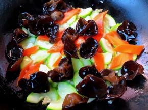 炒至完全入味即可切记时间不能太长营养易流失哦