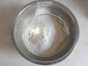 加入提前过筛好的低筋面粉，混合至看不见干粉。