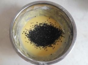 加入黑芝麻。