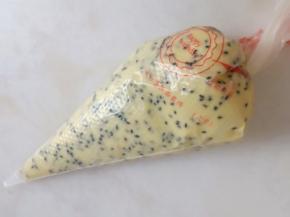 将面糊装入裱花袋中。