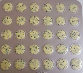 挤入饼干模具中，没有模具就挤在烤盘也行。入预热好的烤箱中层上火160，下火150烤15分钟即可。