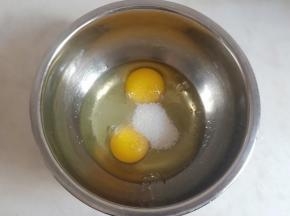 鸡蛋中加入细砂糖，用手动打蛋器混合均匀