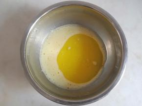 加入玉米油混合均匀至看不见油点。