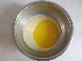 加入玉米油混合均匀至看不见油点。