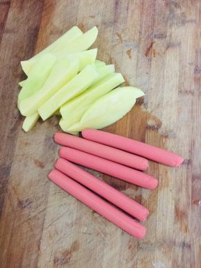 土豆削皮洗净切成长条，火腿肠去肠衣备用！