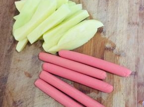 土豆削皮洗净切成长条，火腿肠去肠衣备用！