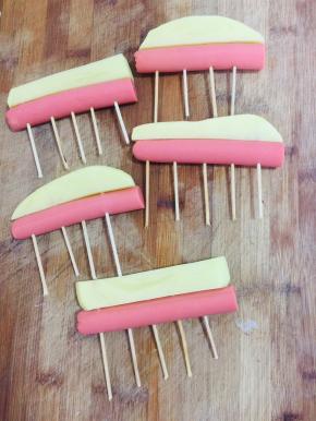 土豆条和火腿肠用牙签串起来！