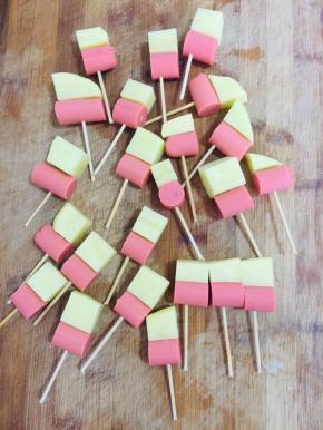 串好的火腿肠改刀！