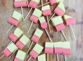 串好的火腿肠改刀！