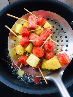 中小火炸至金黄色捞出控油！