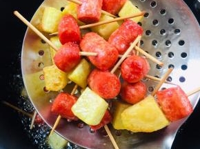 中小火炸至金黄色捞出控油！