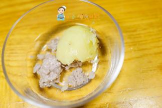 这个土豆是我煮好煮熟的去掉皮后跟肉一起