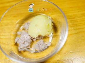 这个土豆是我煮好煮熟的去掉皮后跟肉一起