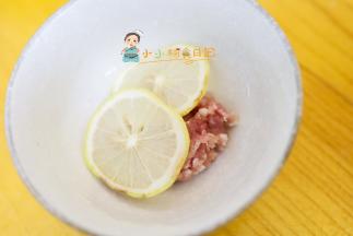 猪肉用柠檬腌渍去腥，我今天是猪肉末也可以用猪肉片