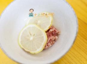 猪肉用柠檬腌渍去腥，我今天是猪肉末也可以用猪肉片