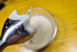 加入40g水，水不能太少 我的料理棒能打很少的量，如果你们用料理机打不了就要翻倍做，打成这样细腻的泥就好了