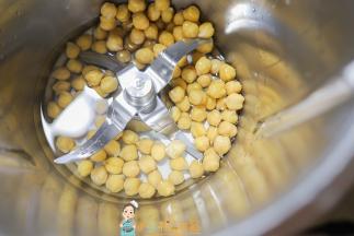 泡好后把泡的水倒掉，因为泡的水会有点涩味，所以我们舍弃不用，加入180g水