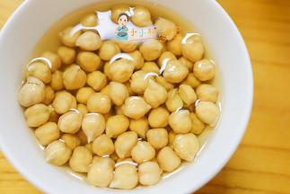 鹰嘴豆是干的我们洗净以后加水泡一夜，要放冰箱浸泡否则容易坏