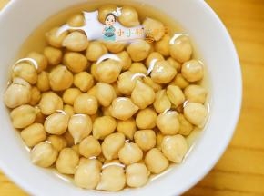 鹰嘴豆是干的我们洗净以后加水泡一夜，要放冰箱浸泡否则容易坏