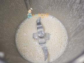 用破壁机打成这样的泥，一般功率小的需要时间久一点，破壁机打出来会更加细腻
