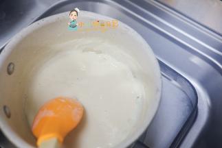 把鹰嘴豆泥倒入锅里中小火边煮边搅拌