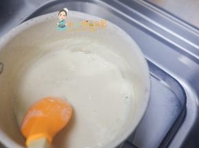 把鹰嘴豆泥倒入锅里中小火边煮边搅拌