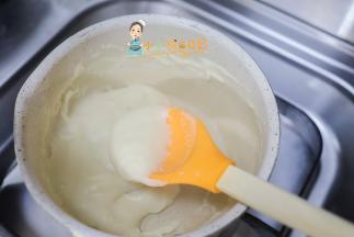 煮开后豆泥变得粘稠，水分也挥发了一部分，就像这样就可以了