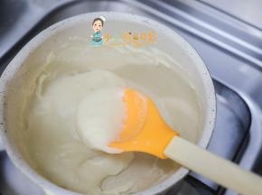 煮开后豆泥变得粘稠，水分也挥发了一部分，就像这样就可以了
