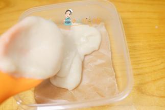 准备一个饭盒下面垫油纸这样容易脱模，倒入煮好的鹰嘴豆泥