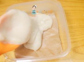 准备一个饭盒下面垫油纸这样容易脱模，倒入煮好的鹰嘴豆泥