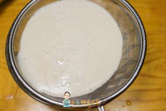 用筛子过筛一遍，破壁机可以不用过筛，一般的料理机的功率小所以会有一些残渣