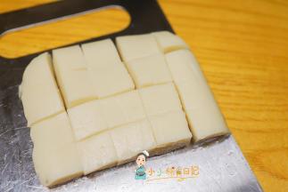 冰箱冷藏1-2小时拿出来切块即可