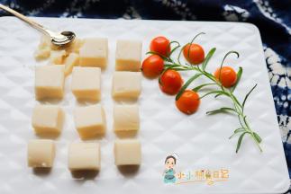 用焯水菠菜一起打可以做出绿色的豆糕，还顺便给孩子吃了蔬菜