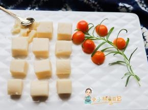 用焯水菠菜一起打可以做出绿色的豆糕，还顺便给孩子吃了蔬菜
