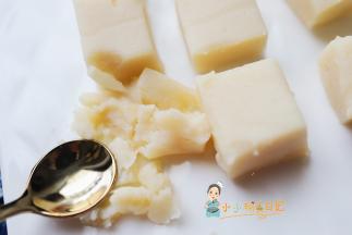 一岁以上可以加一点糖吃起来好像布丁一样真的超好吃的