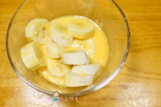 香蕉片放入蛋液里 每一片都均匀的裹上蛋液