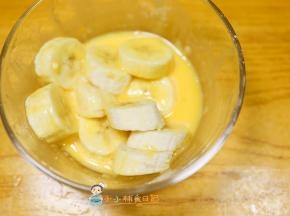 香蕉片放入蛋液里 每一片都均匀的裹上蛋液