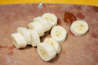香蕉切片，不要切得太薄了