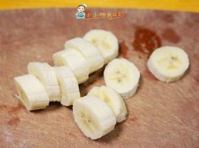 香蕉切片，不要切得太薄了