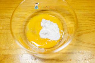 鸡蛋液20g加入5g玉米淀粉大概一勺的量，如果蛋白过敏也可以只加蛋黄，或者只加蛋白也可以