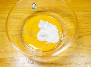鸡蛋液20g加入5g玉米淀粉大概一勺的量，如果蛋白过敏也可以只加蛋黄，或者只加蛋白也可以